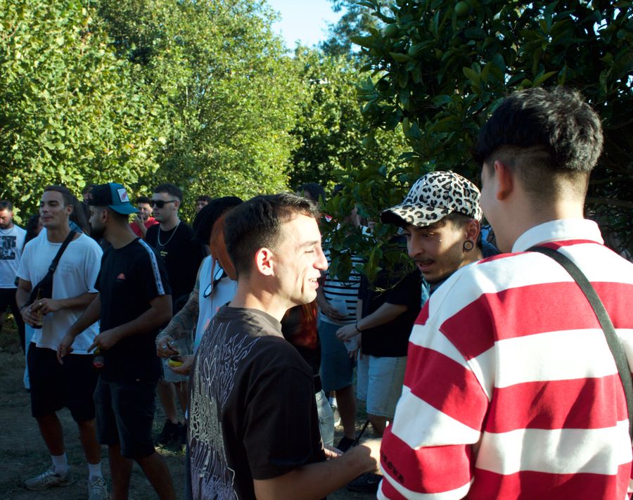 El jardín lleno de gente.